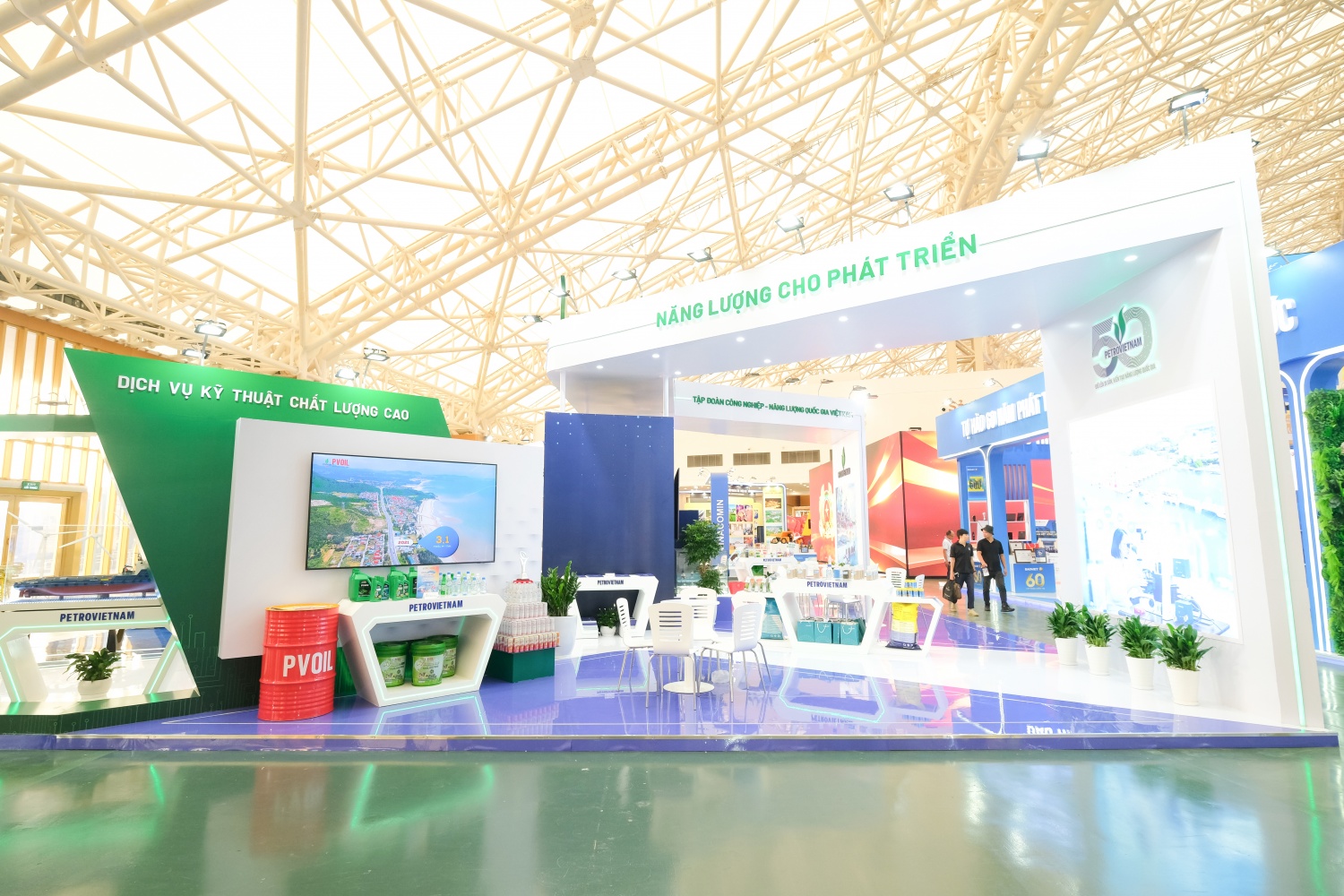 Gian trưng bày có sự tham gia của các đơn vị thành viên của Petrovietnam như: Vietsovpetro, BSR, PVFCCo, PVCFC, PVOIL, PTSC, PVEP, với nhiều mô hình giàn khoan, nhà máy, sản phẩm và công nghệ hiện đại, tạo điểm nhấn sinh động