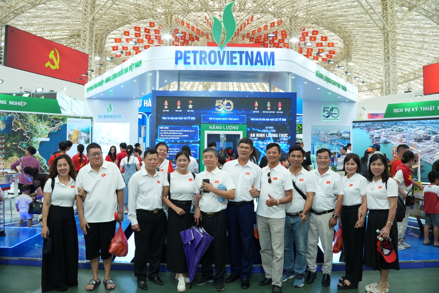 Khách tham quan rất ấn tượng với gian trưng bày của Petrovietnam.