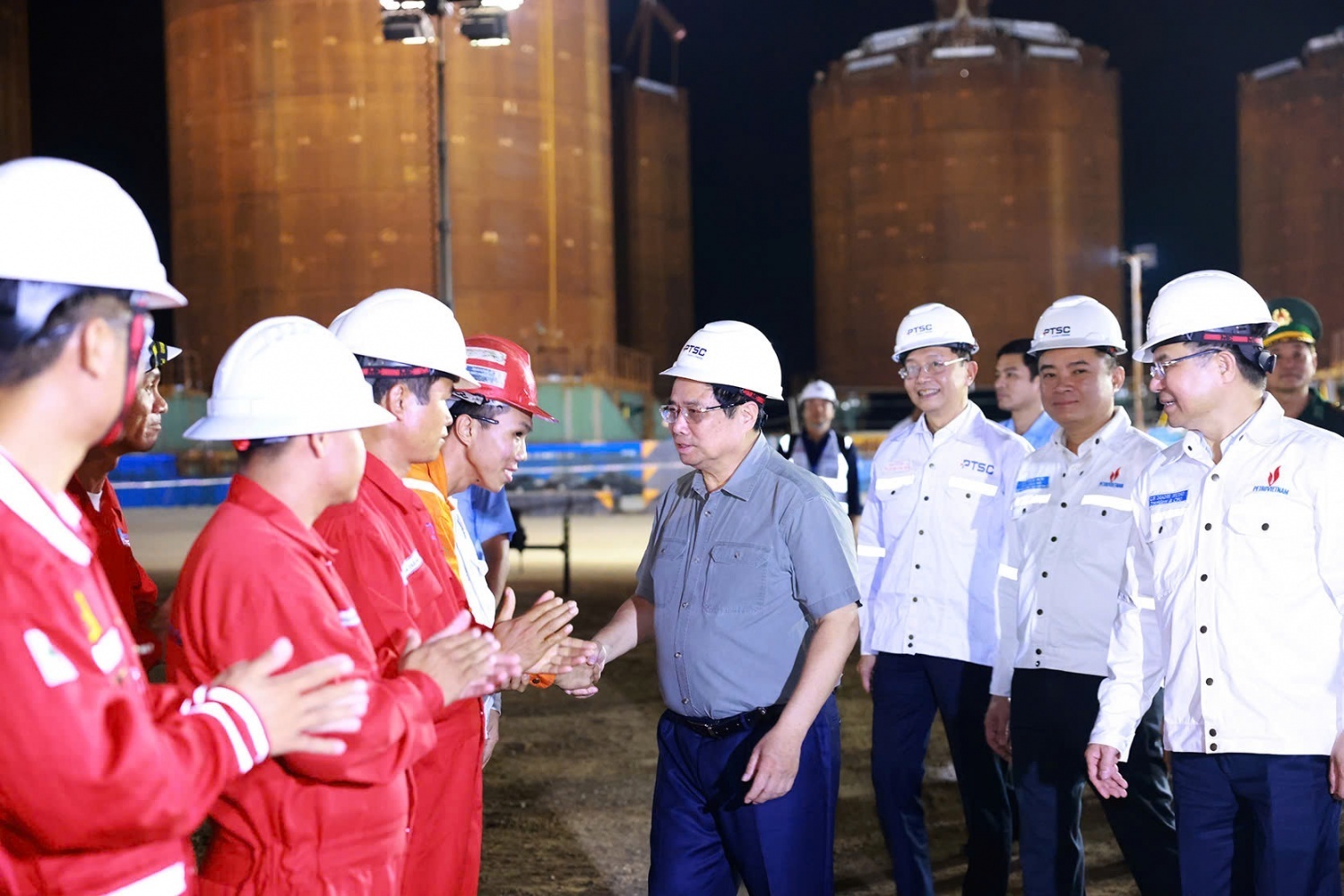 Từ 2020 đến nay, Petrovietnam được vực dậy từ trong khủng hoảng, lấy lại niềm tin trong Đảng, Chính phủ và nhân dân - Ảnh: Thủ tướng Chính phủ Phạm Minh Chính và lãnh đạo Petrovietnam thăm, động viên người lao động trên công trường chế tạo điện gió ngoài khơi của Petrovietnam.