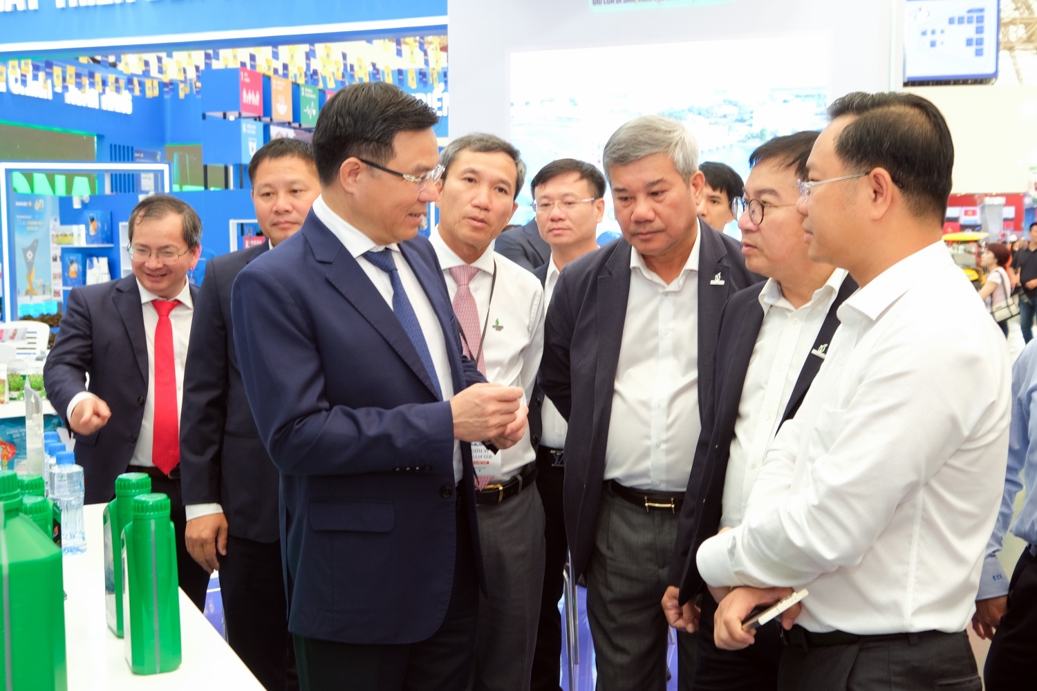 Chủ tịch HĐTV Petrovietnam Lê Mạnh Hùng trao đổi với người lao động tại Triển lãm thành tựu đất nước 80 năm