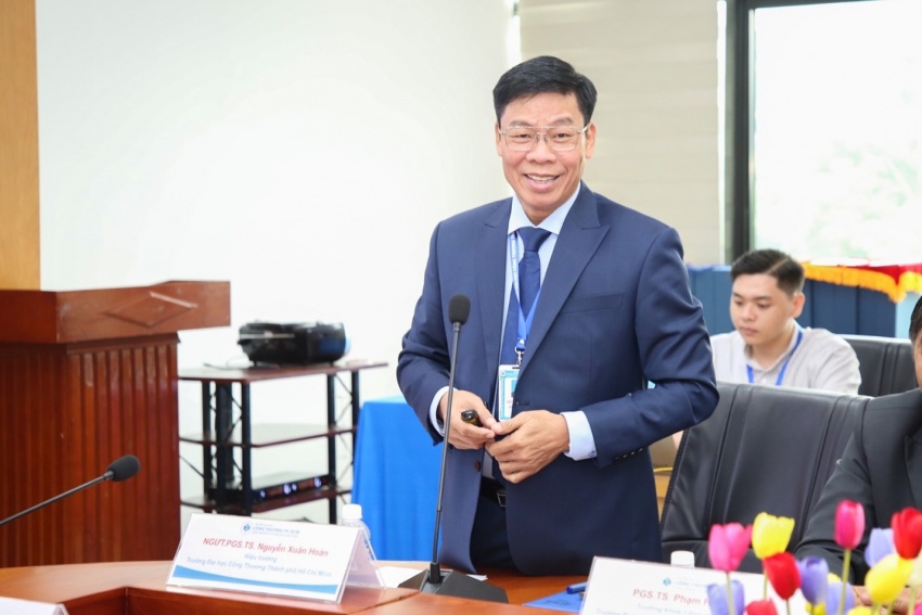 NGƯT.PGS.TS Nguyễn Xuân Hoàn - Hiệu trưởng HUIT phát biểu tại lễ ký kết.