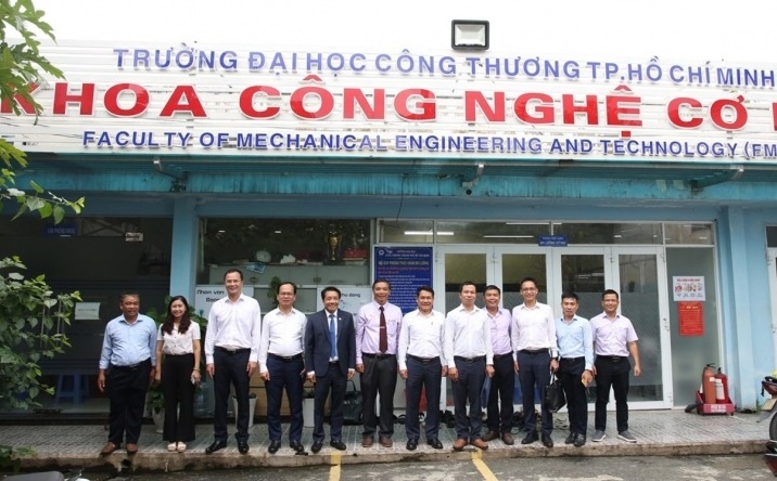 Đoàn PVU đã tham quan cơ sở vật chất, không gian dạy và học của HUIT.