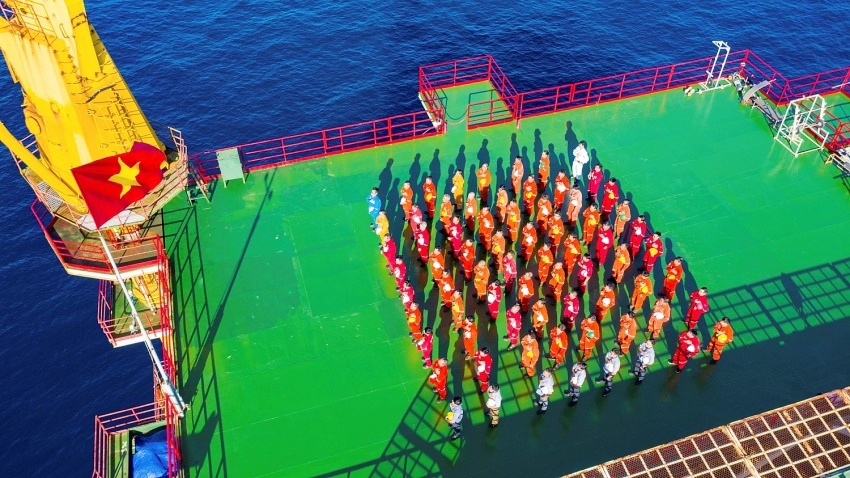 Người lao động Petrovietnam chào cờ trên giàn khai thác mỏ Bạch Hổ.