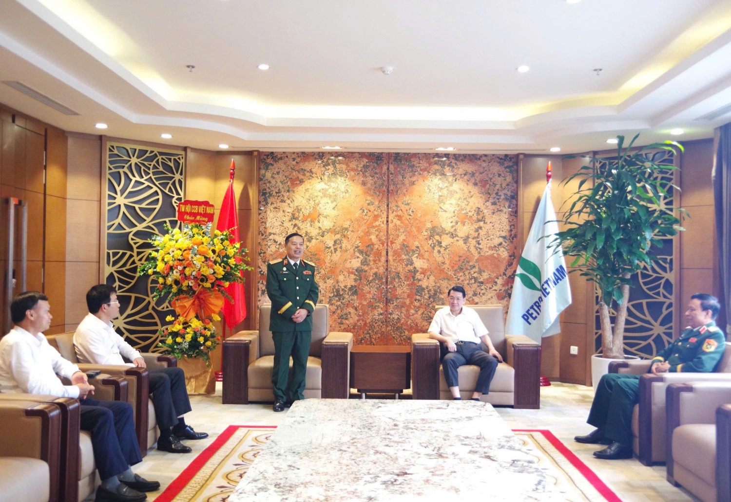 Trung tướng Nguyễn Văn Hạnh gửi lời chúc mừng đến toàn thể lãnh đạo, cán bộ, người lao động Petrovietnam nhân dịp Tập đoàn tròn 50 năm xây dựng và phát triển.