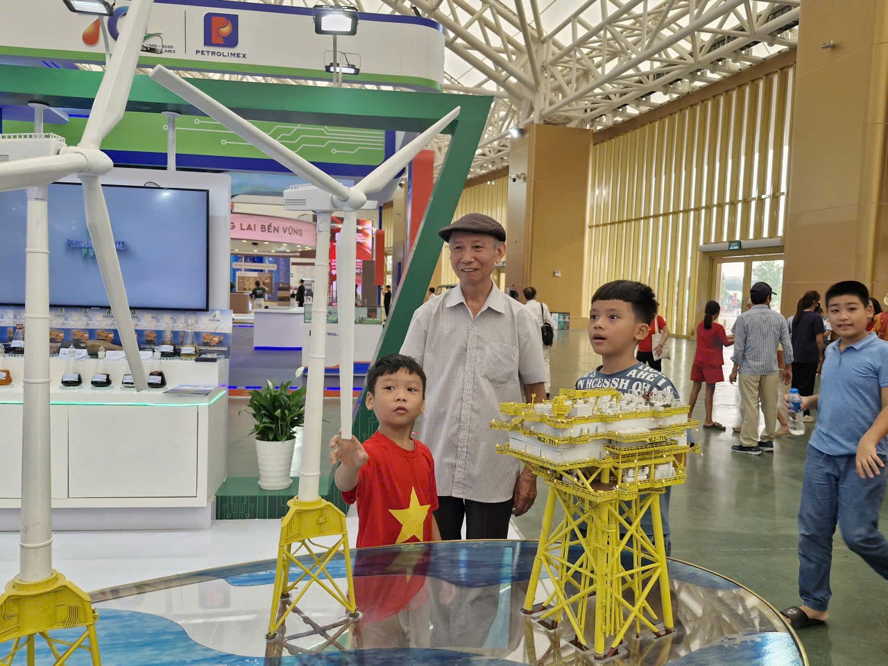 Khách tham quan ấn tượng trước không gian trưng bày của Petrovietnam và các đơn vị thành viên.