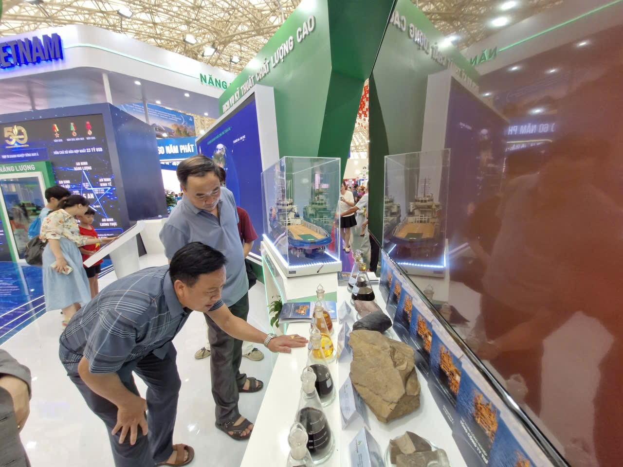 Bên cạnh hình ảnh quen thuộc về ngành dầu khí, sau hơn 50 năm xây dựng và phát triển, Petrovietnam đã mở rộng mạnh mẽ sang nhiều lĩnh vực từ điện khí, điện gió, đến phân bón và nhiều sản phẩm, dịch vụ thiết thực cho đời sống.