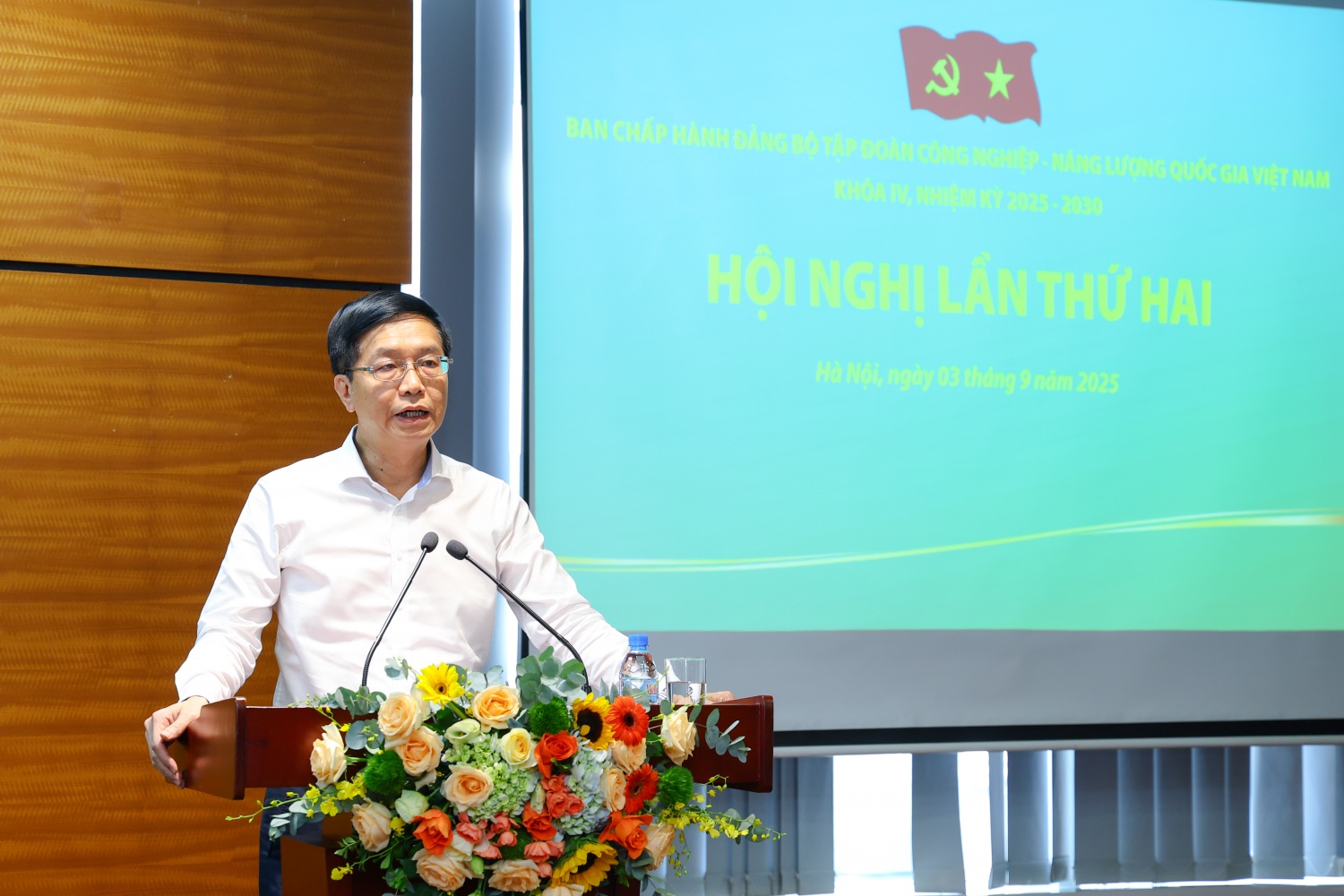 Đồng chí Trần Quang Dũng, Phó Bí thư thường trực Đảng ủy Petrovietnam báo cáo công tác xây dựng Đảng và lãnh đạo thực hiện nhiệm vụ chính trị trong 8 tháng đầu năm