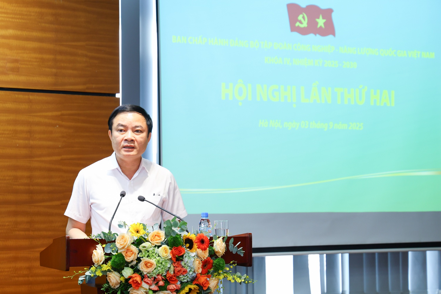 Đồng chí Lê Ngọc Sơn, Phó Bí thư Đảng ủy, Tổng Giám đốc Petrovietnam báo cáo về kết quả sản xuất kinh doanh 8 tháng đầu năm 2025 và phương hướng, nhiệm vụ trọng tâm những tháng cuối năm