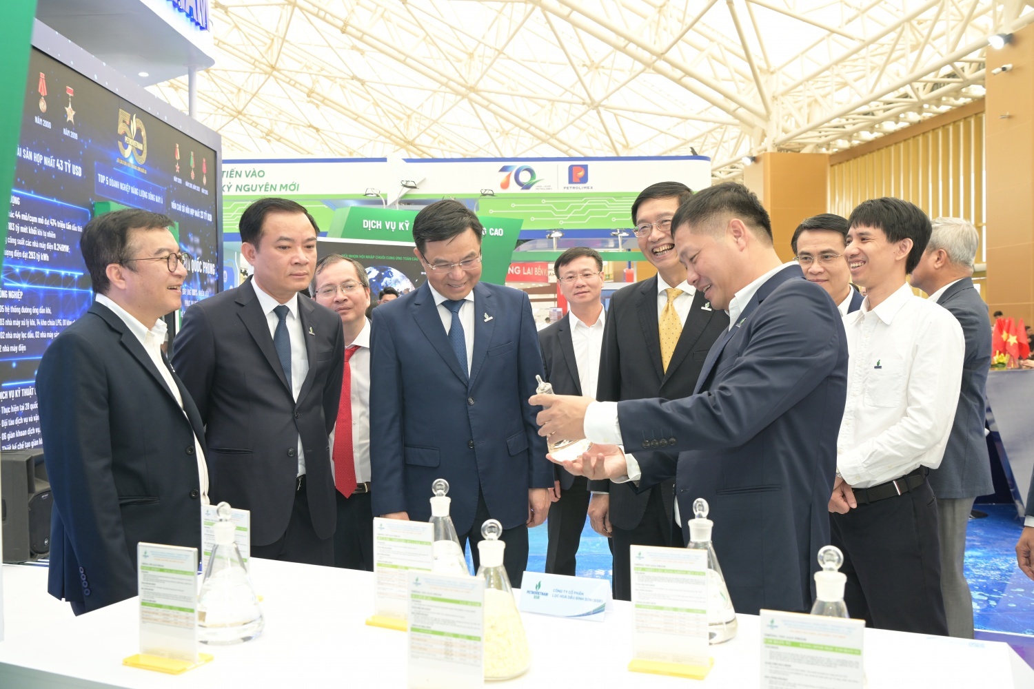 Ban lãnh đạo Petrovietnam tham quan gian hàng của BSR.