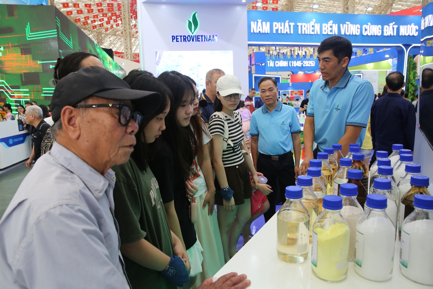 Các kỹ sư của BSR giới thiệu sản phẩm tới khách tham quan triển lãm.