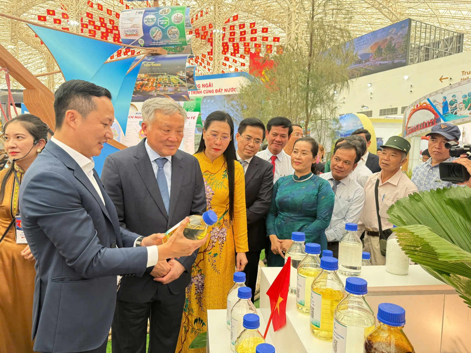 Phó Thủ tướng thường trực Chính phủ Nguyễn Hòa Bình cùng các đồng chí Ban Thường vụ Tỉnh ủy Quảng Ngãi tham quan, tìm hiểu về các sản phẩm của BSR.