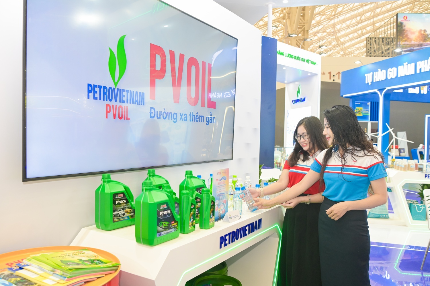 PVOIL là một trong những đơn vị tiên phong thí điểm đưa xăng E10 RON95 ra thị trường - Ảnh: Khu trưng bày của PVOIL tại Triển lãm Thành tựu đất nước