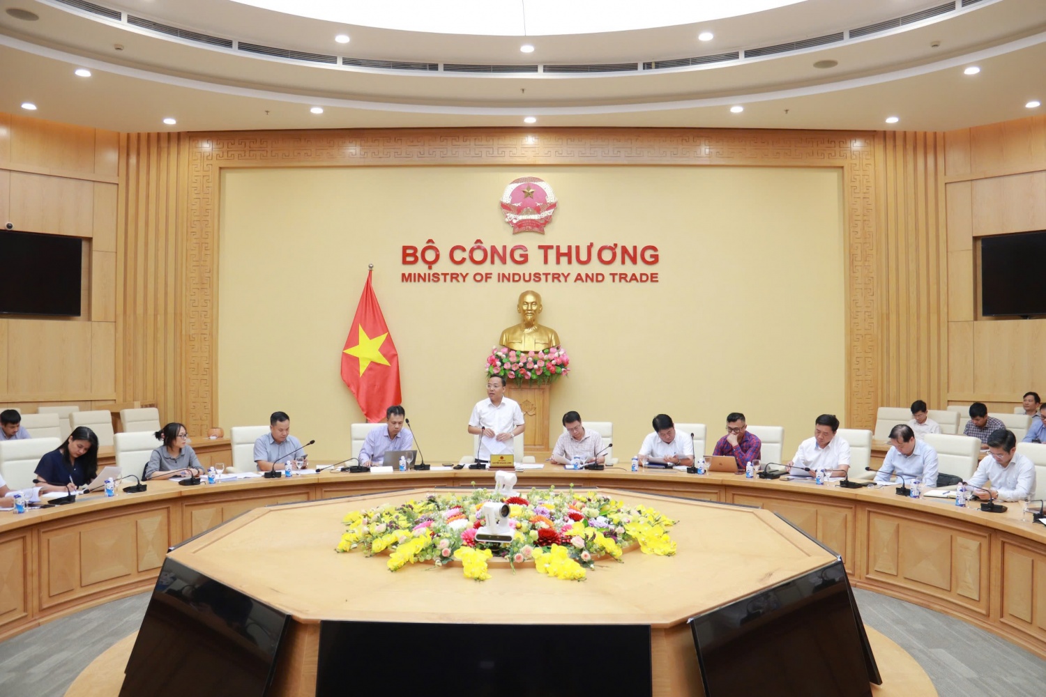 Thứ trưởng Bộ Công Thương Nguyễn Hoàng Long chủ trì hội nghị