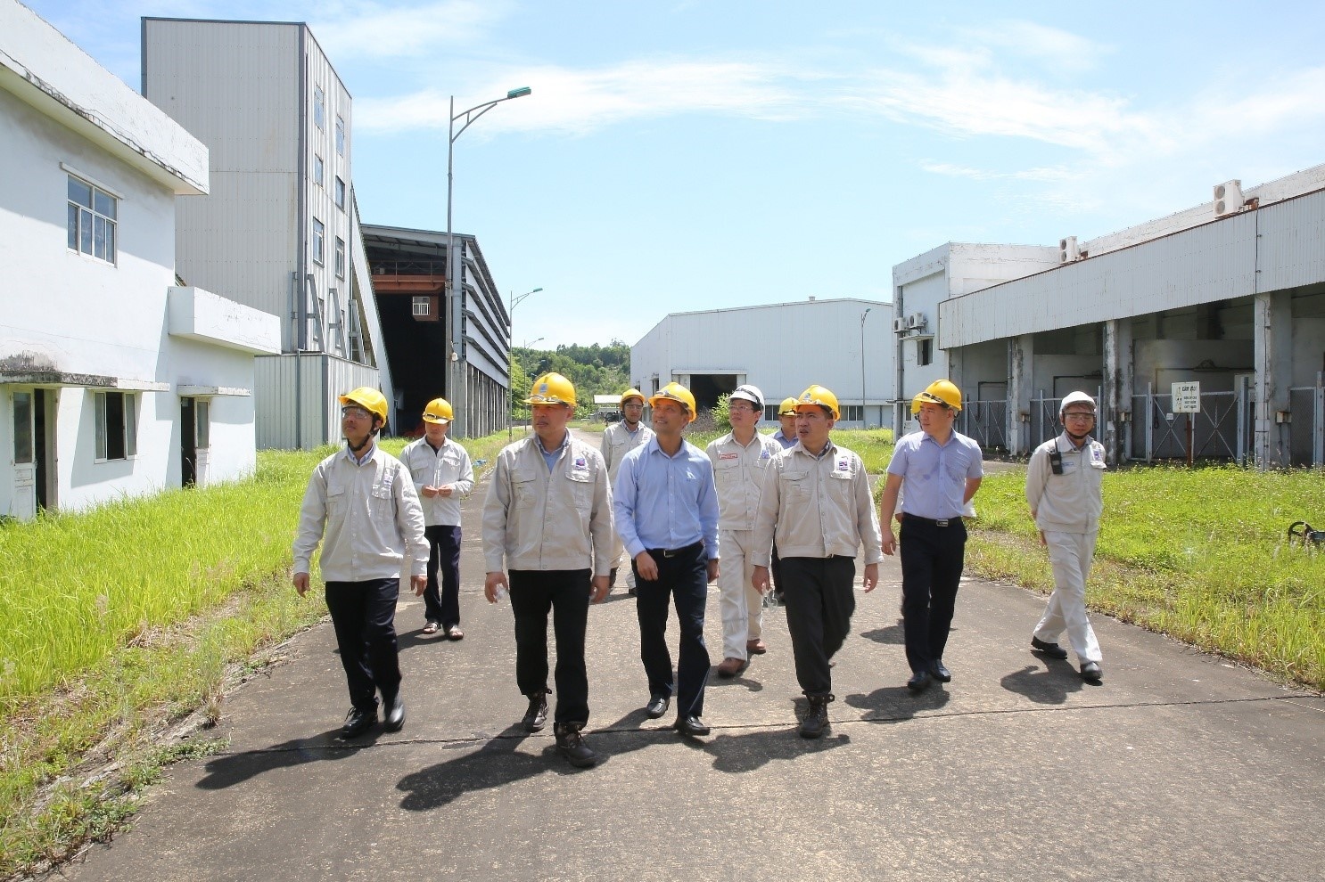 Lãnh đạo BSR kiểm tra Nhà máy nhiên liệu sinh học Dung Quất để chuẩn bị cho việc phối trộn, xuất bán xăng E10 trong thời gian tới.