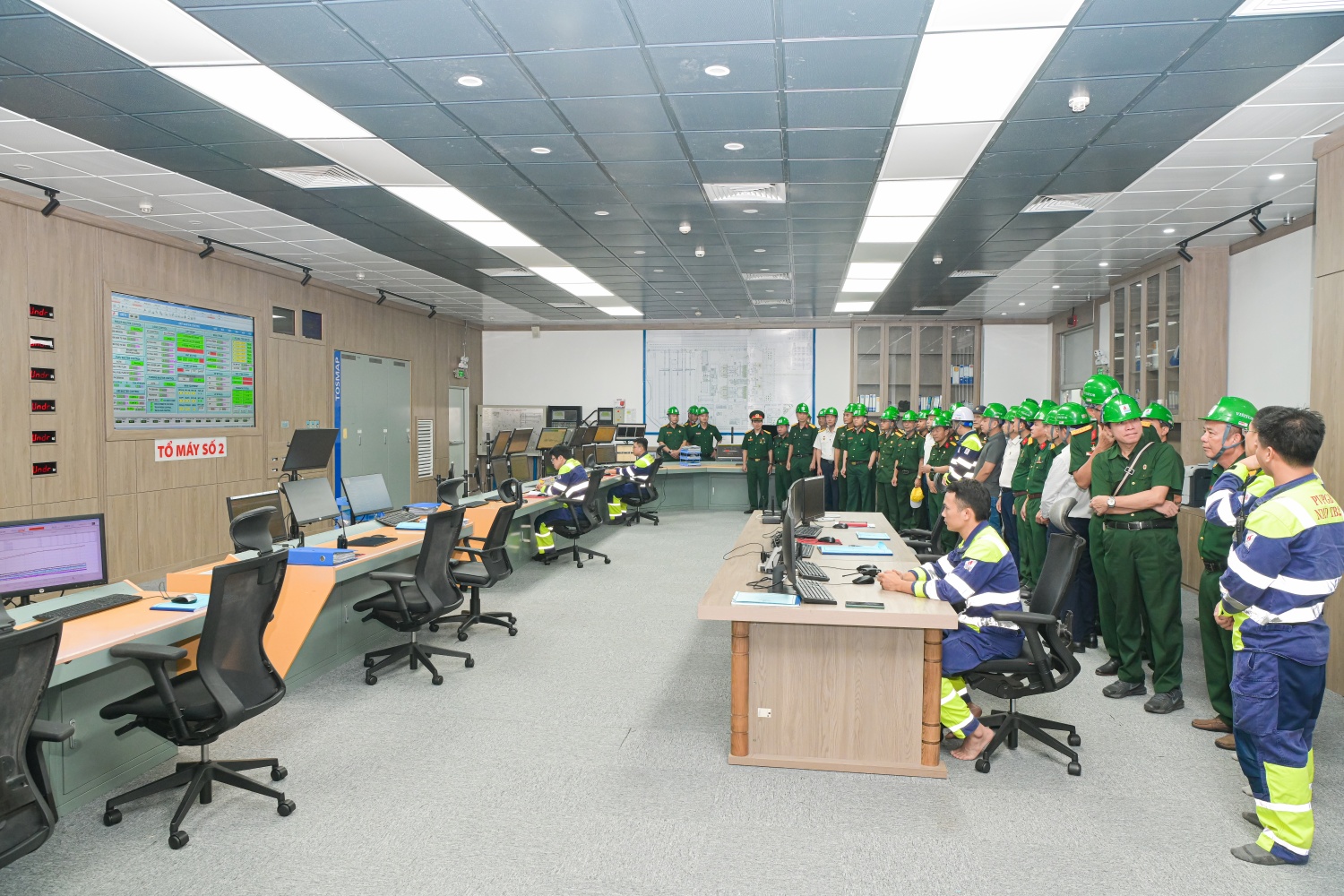 Các đại biểu tham quan nhà điều khiển trung tâm NMNĐ Thái Bình 2