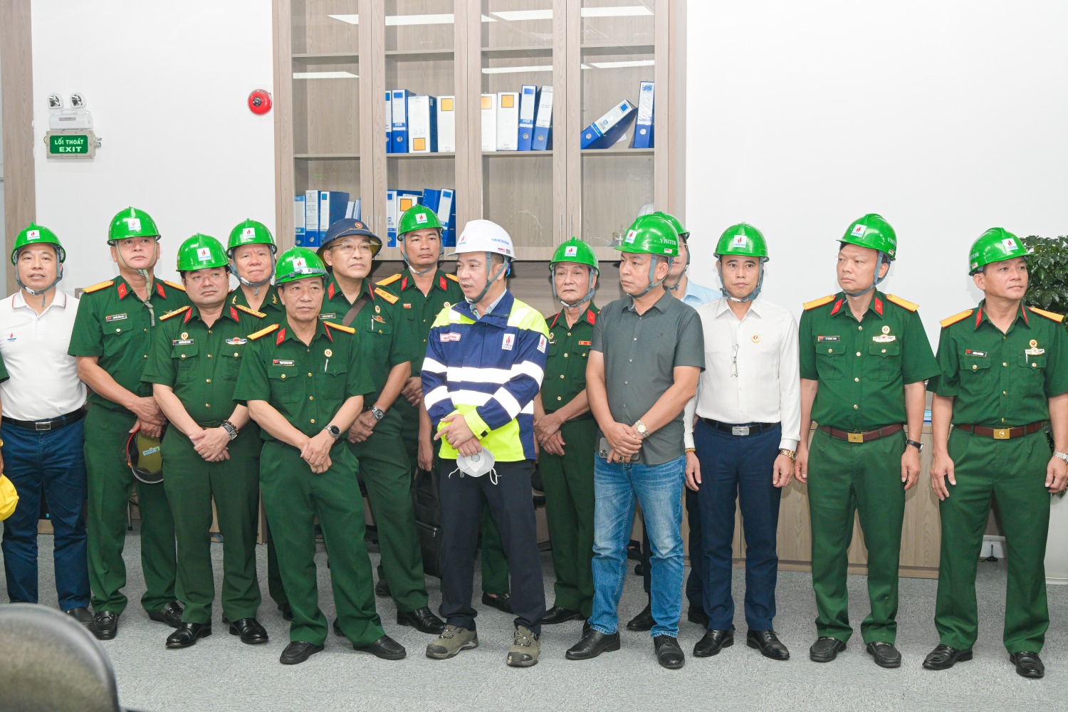 Các đại biểu nghe báo cáo về công tác vận hành NMNĐ Thái Bình 2