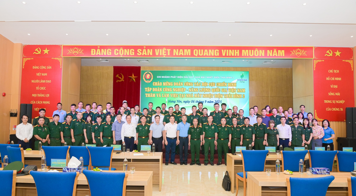 Các đại biểu tại buổi làm việc ở Nhà máy Nhiệt điện Thái Bình 2