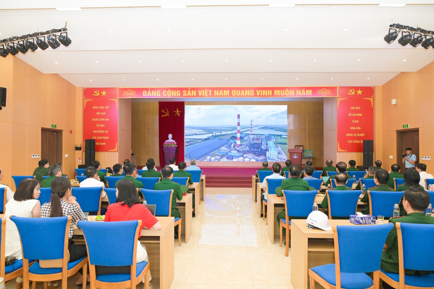 Các đại biểu xem video giới thiệu về NMNĐ Thái Bình 2