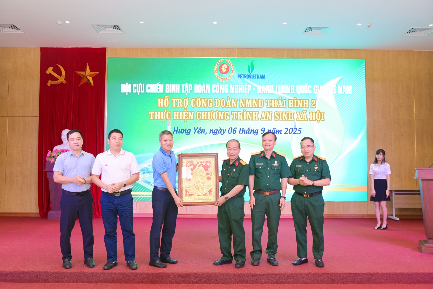Lãnh đạo NMNĐ Thái Bình 2 tặng bức tranh lưu niệm cho Hội CCB Petrovietnam