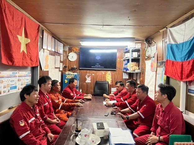 Buổi sinh hoạt của Chi bộ Giàn nhẹ sửa giếng, Đảng bộ XN Khoan và Sửa giếng Vietsovpetro