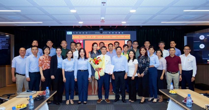 Lễ kết nạp Đảng viên tại Chi bộ Kinh doanh thuộc Đảng bộ PVCFC