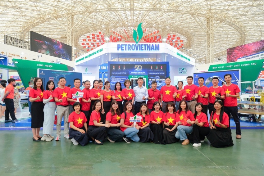 Chi bộ 1 thuộc Đảng bộ Nghiên cứu Khoa học và Đào tạo tham quan gian triển lãm của Petrovietnam tại Trung tâm Triển lãm Quốc gia.