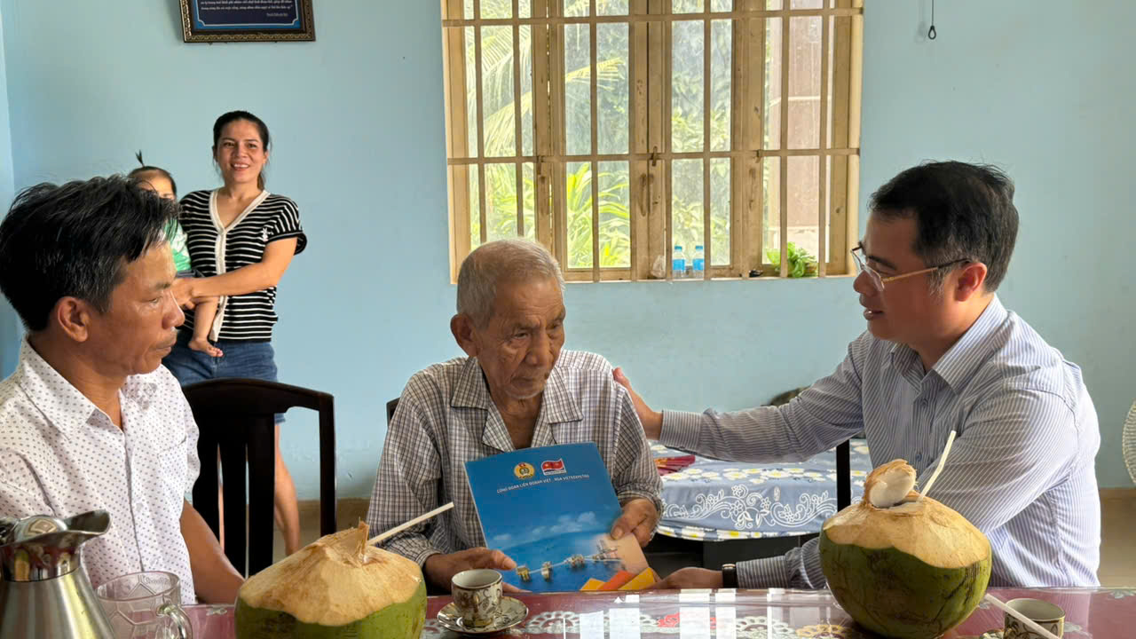 Ông Hoàng Phúc Long, Chủ tịch Công đoàn Vietsovpetro thăm hỏi, động viên gia đình người lao động.