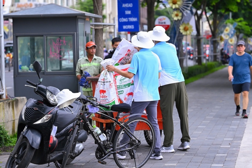 Trong không khí nhiệt huyết, sôi nổi, PQPOC đã thu gom nhiều rác thải các loại như chai nhựa, túi nilon và rác thải vụn. Toàn bộ lượng rác thải sau đó được tập kết và chuyển đến nơi xử lý theo đúng quy định.
