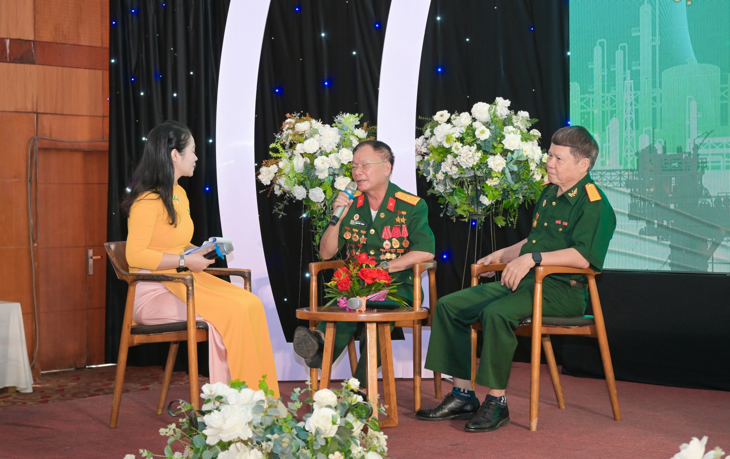 Anh hùng Lao động, CCB, thương binh Đào Viết Thoàn và đồng chí Lê Xuân Vệ, Trưởng Ban Tổ chức và Phát triển hội viên Hội Dầu khí Việt Nam, nguyên Phó Chủ tịch Hội CCB Petrovietnam chia sẻ câu chuyện về những ngày đầu gian khó sau Cách mạng Tháng Tám thành công, về ý chí của người lính Cụ Hồ, kiên cường, dám nghĩ, dám làm, dám thử thách bản thân trong những lĩnh vực mới