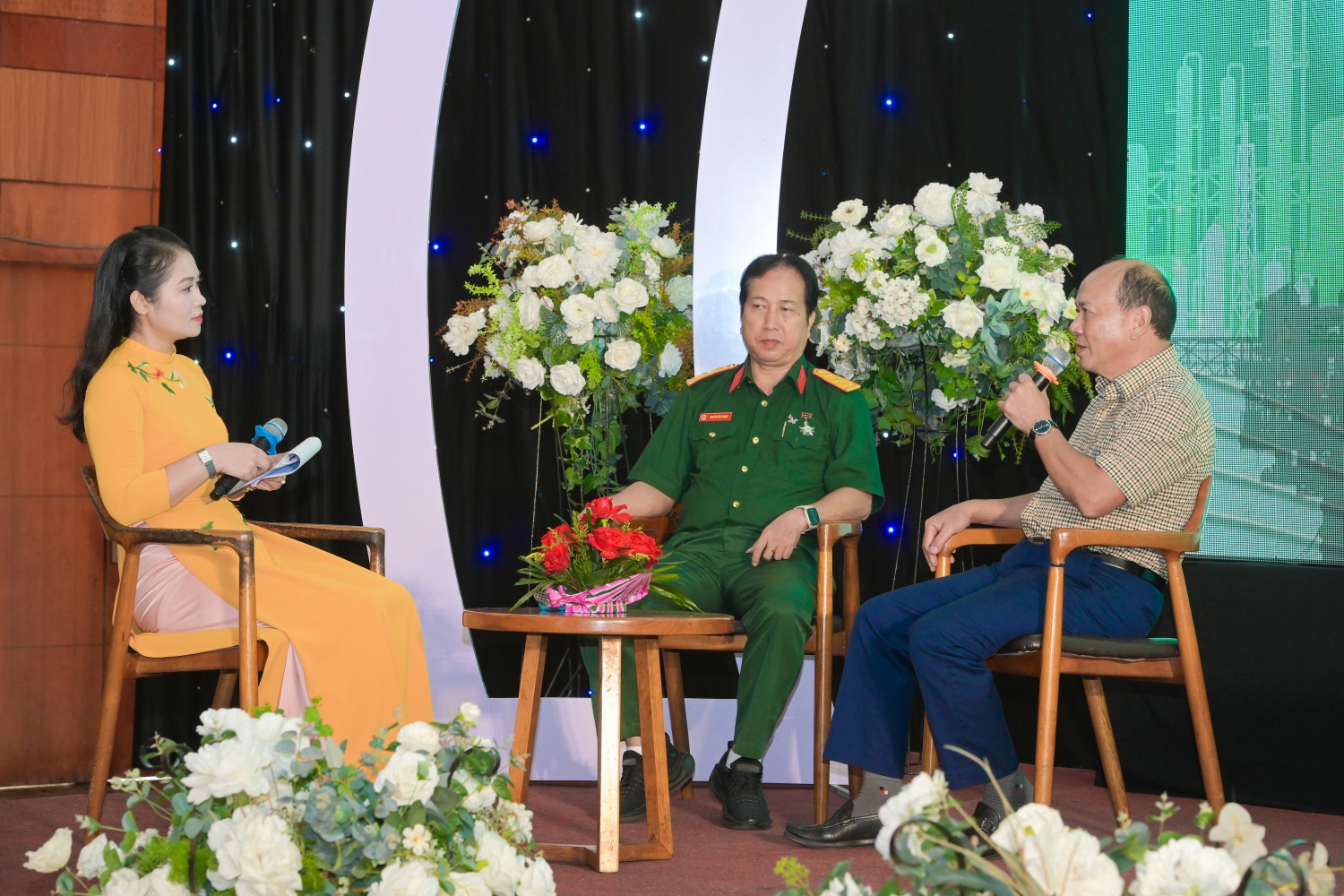Đồng chí Đinh Văn Sơn, nguyên Thành viên HĐTV Tập đoàn, Trưởng ban Đối ngoại Hội DKVN và đồng chí Nguyễn Văn Thanh, Ủy viên BCH Hội CCB BSR chia sẻ về những ấn tượng và kỷ niệm trong quá trình công tác tại Petrovietnam