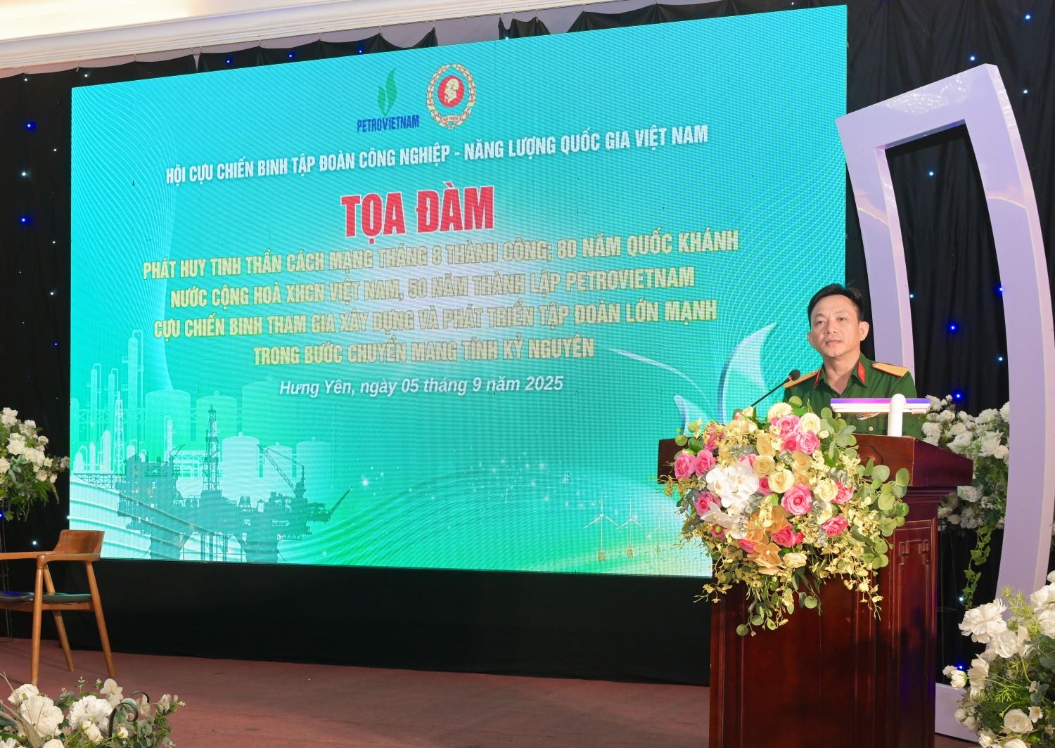 Đồng chí Lương Phương, Chủ tịch Hội CCB Tổng công ty Phân bón và Hóa chất Dầu khí (PVFCCo - Phú Mỹ) trình bày tham luận về vai trò của Hội CCB trong việc đóng góp sáng kiến, ý tưởng kỹ thuật nhằm nâng cao hiệu quả sản xuất kinh doanh tại đơn vị