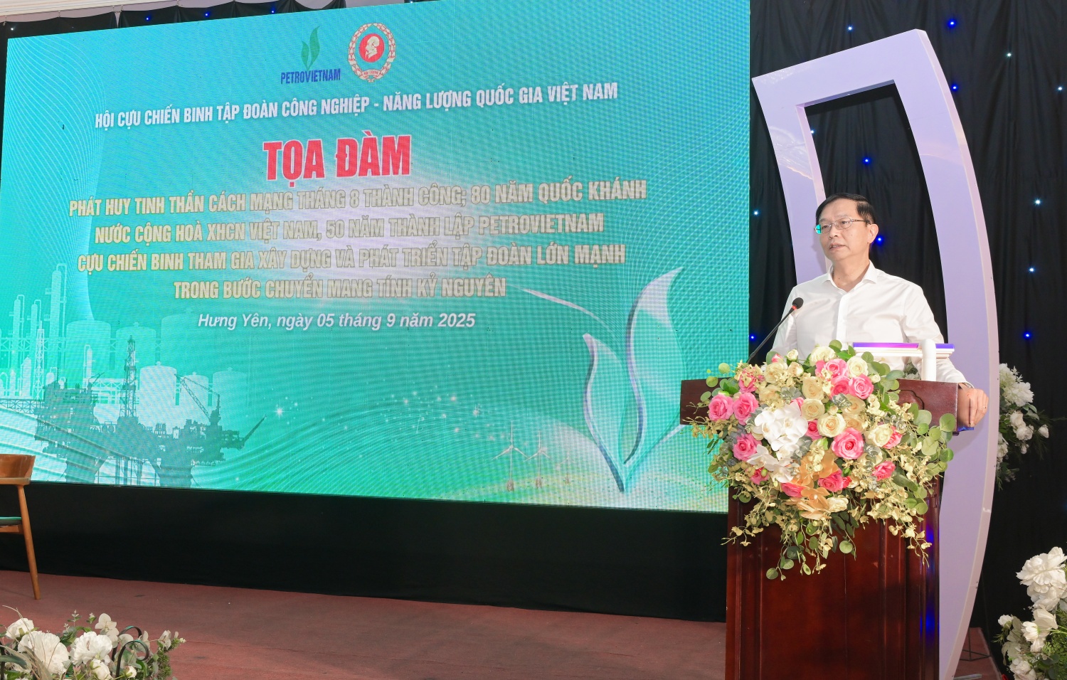 Đồng chí Trần Quang Dũng, Phó Bí thư thường trực Đảng ủy Tập đoàn tin tưởng, với sự lãnh đạo của Đảng, sự đoàn kết của tập thể và tinh thần tiên phong của các CCB, Petrovietnam sẽ tiếp tục khẳng định vị thế trụ cột năng lượng quốc gia