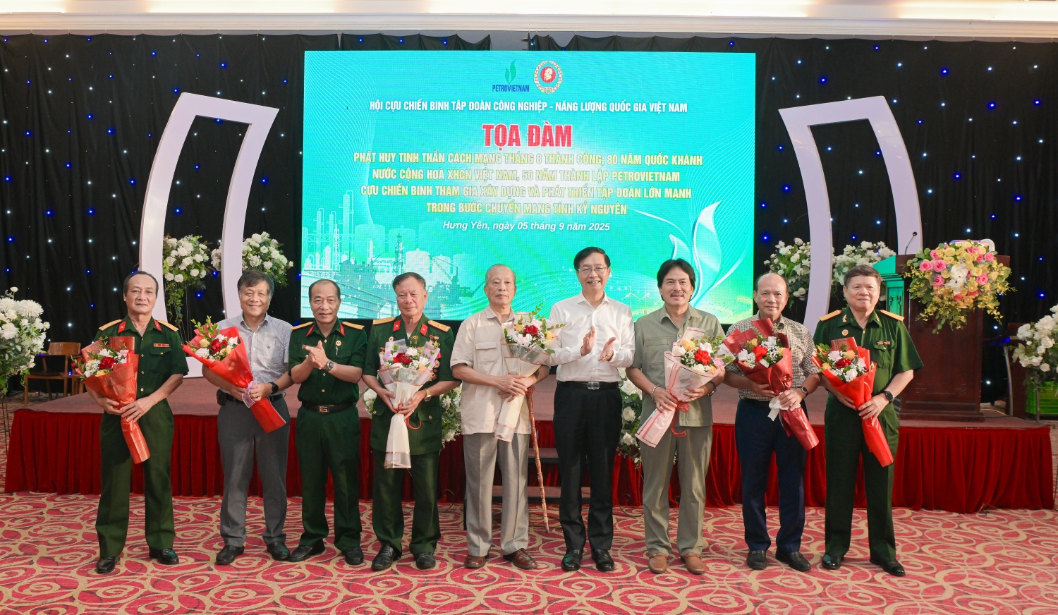 Đồng chí Trần Quang Dũng, Phó Bí thư Thường trực Đảng ủy Tập đoàn tặng hoa cảm ơn các diễn giả đã có những chia sẻ tâm huyết và sâu sắc