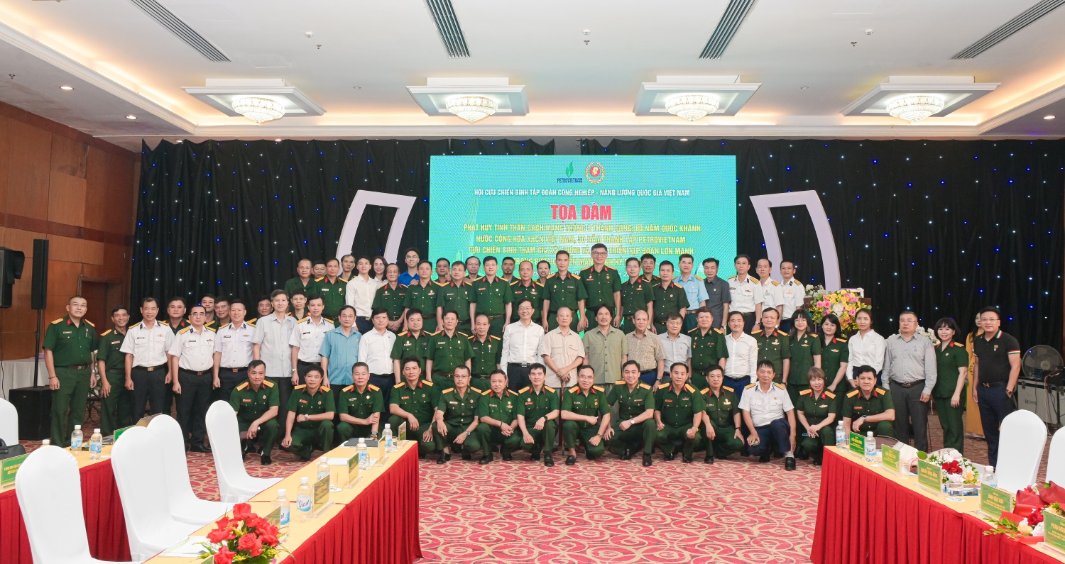Các đại biểu chụp ảnh lưu niệm tại tọa đàm