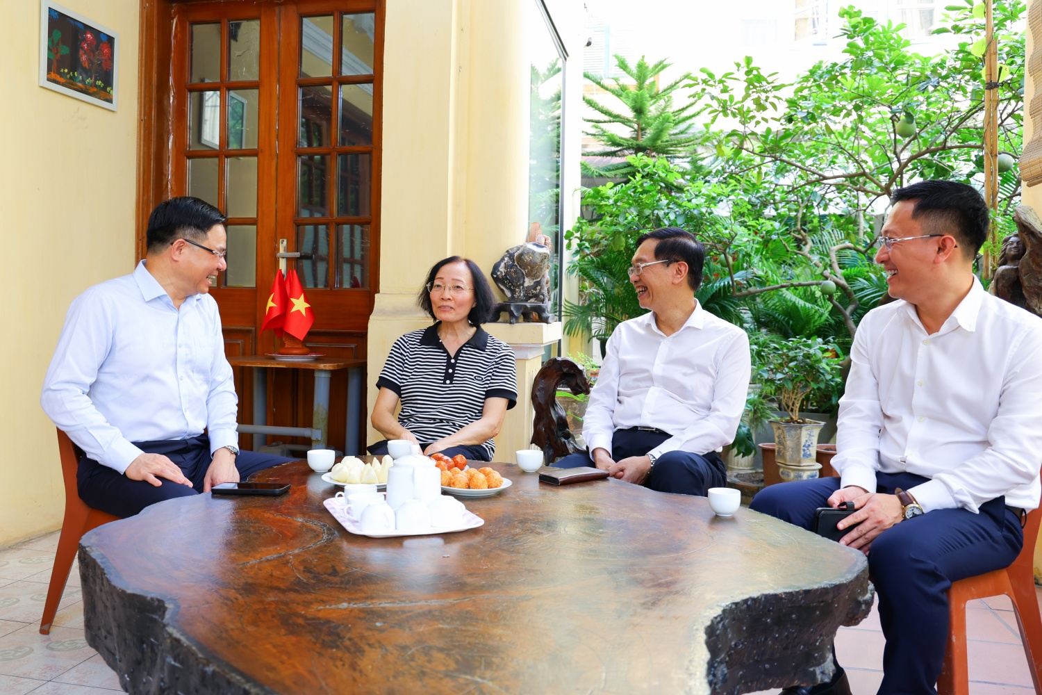 Lãnh đạo Tập đoàn trò chuyện với đồng chí Phan Thị Hòa, nguyên Ủy viên HĐQT Tập đoàn.