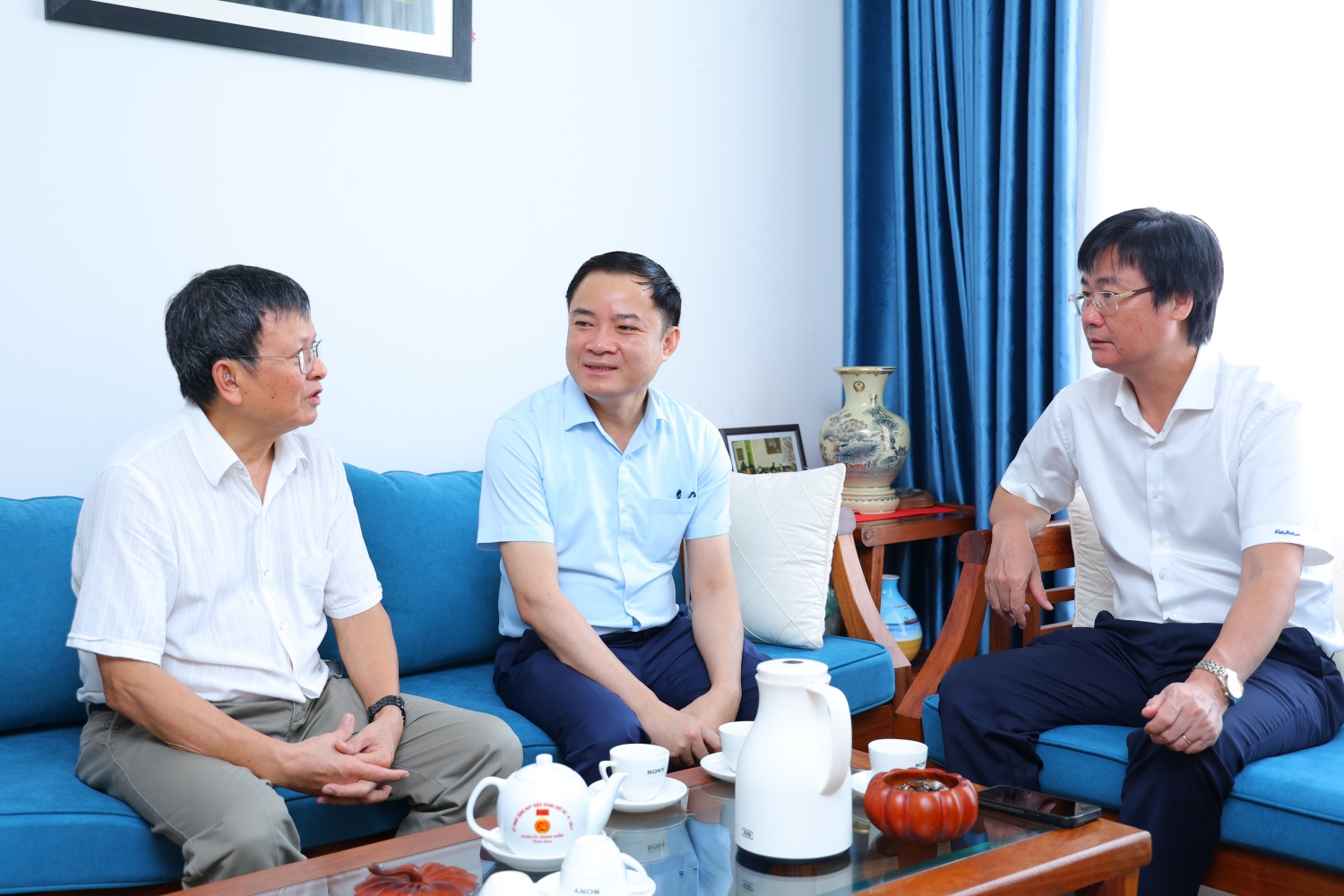Lãnh đạo Tập đoàn, Công đoàn Petrovietnam trò chuyện với thân nhân gia đình cố Tổng cục trưởng Nguyễn Văn Biên.