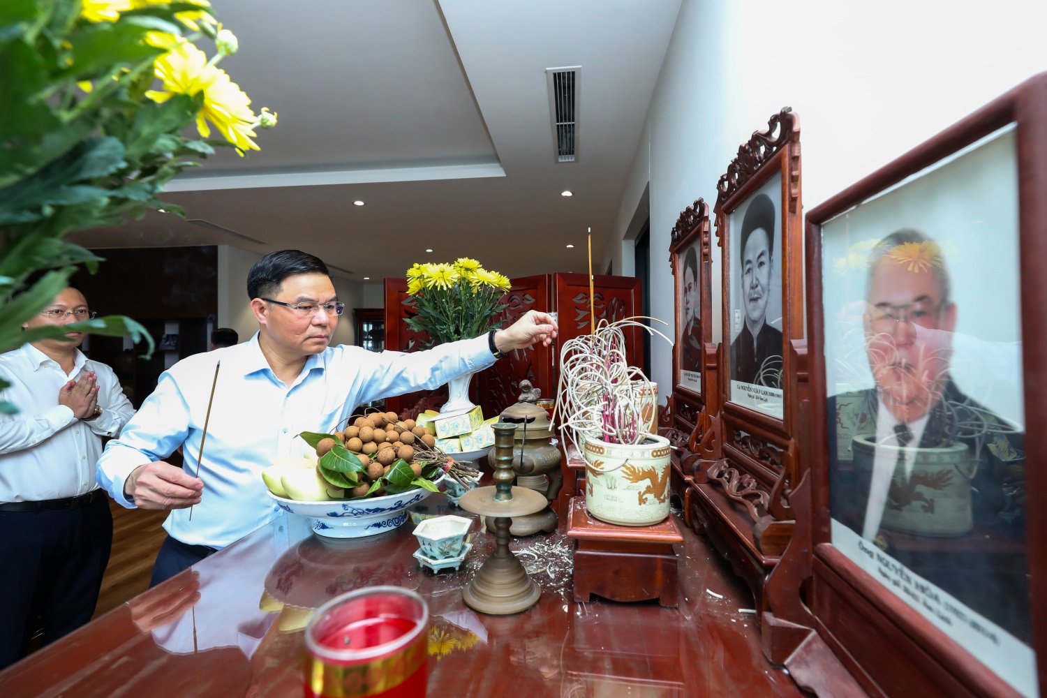 Chủ tịch HĐTV Petrovietnam Lê Mạnh Hùng dâng hương tưởng niệm Trung tướng Nguyễn Hòa, cố Tổng cục trưởng Tổng cục Dầu khí.