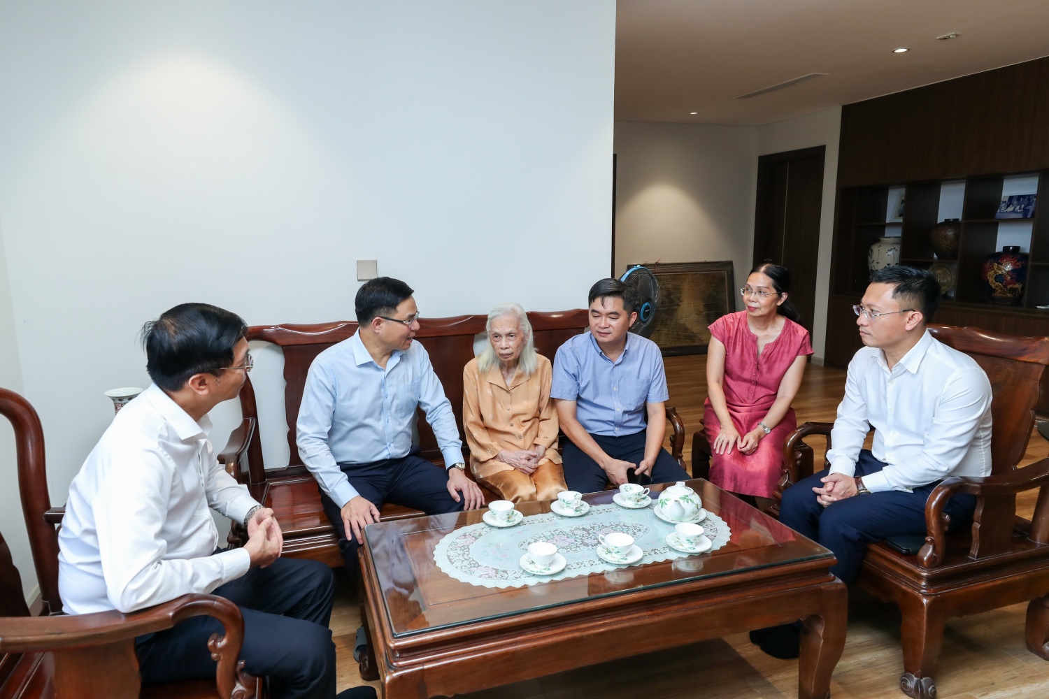 Lãnh đạo Tập đoàn trò chuyện với thân nhân gia đình Trung tướng Nguyễn Hòa.