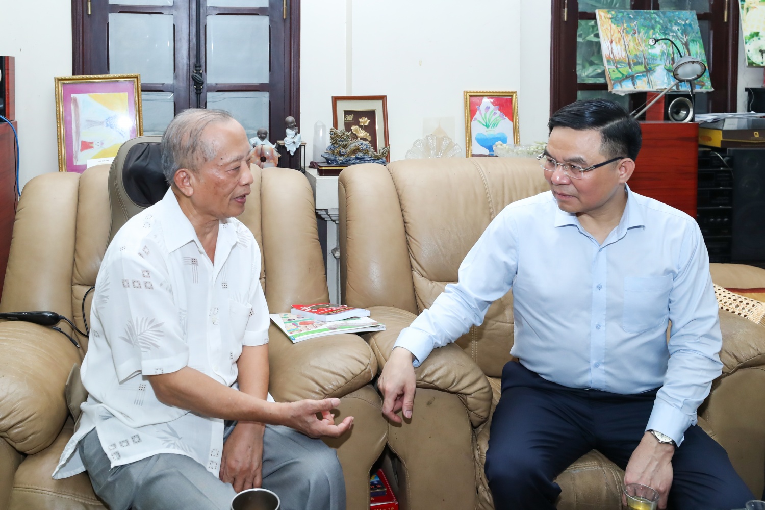 Đồng chí Trần Ngọc Cảnh chúc mừng với những kết quả, thành tích của Petrovietnam trong thời gian qua.