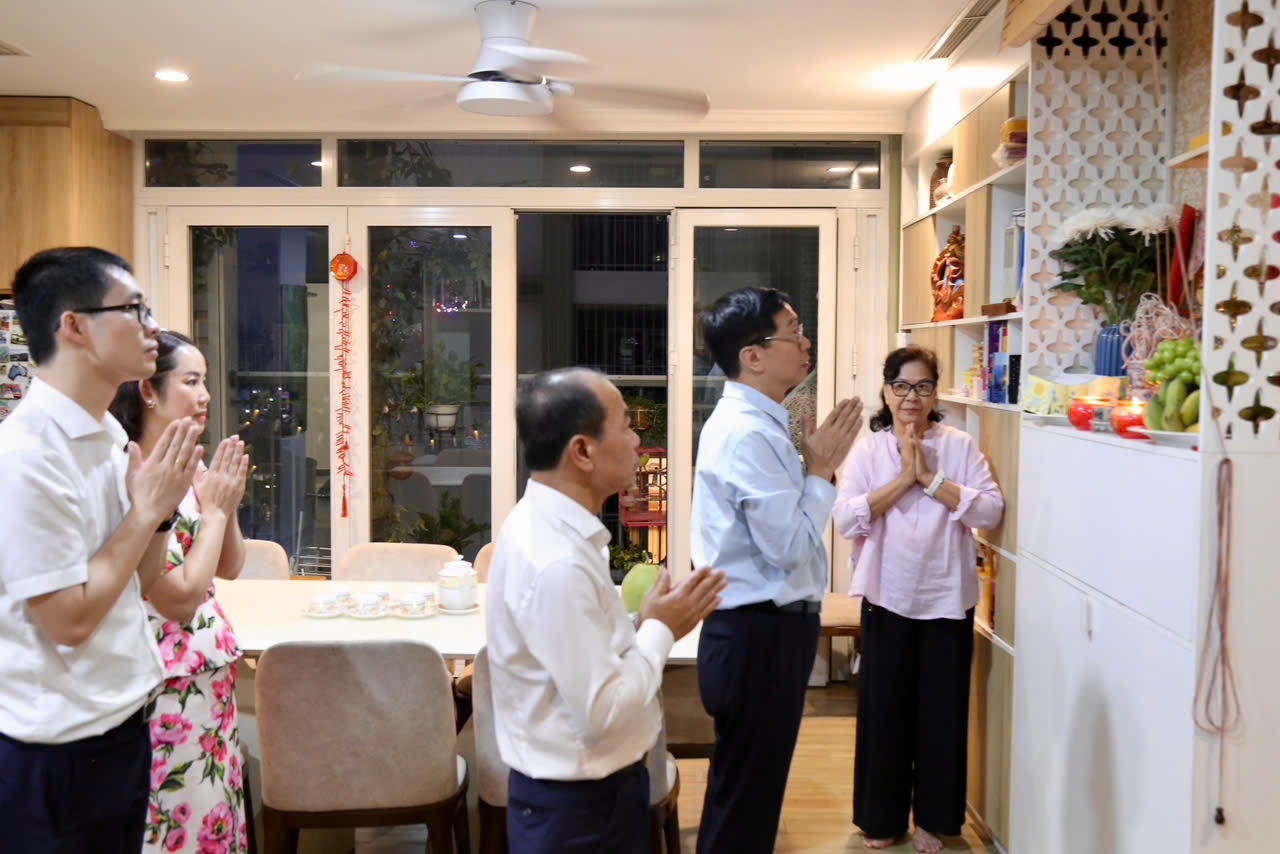 Đồng chí Trần Quang Dũng, Phó Bí thư thường trực Đảng ủy Tập đoàn thắp hương tưởng niệm đồng chí Trương Thiên, cố Tổng cục trưởng Tổng cục Dầu khí, Tổng giám đốc đầu tiên của Tổng Công ty Dầu khí Việt Nam (nay là Tập đoàn Công nghiệp - Năng lượng Quốc gia Việt Nam (Petrovietnam).