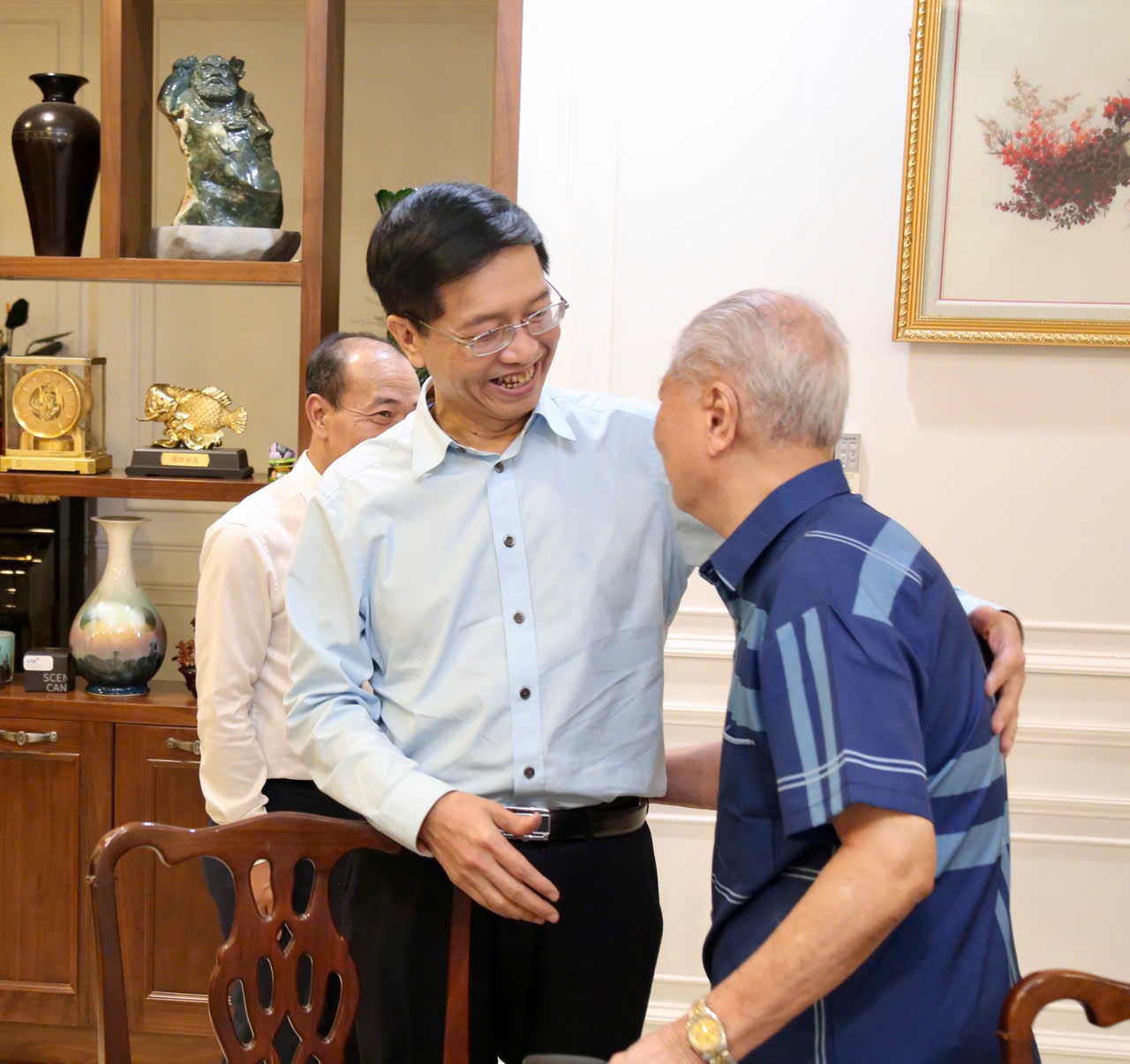 Đồng chí Trần Quang Dũng, Phó Bí thư thường trực Đảng ủy Petrovietnam thăm hỏi đồng chí Ngô Thường San, nguyên Tổng Giám đốc Petrovietnam.