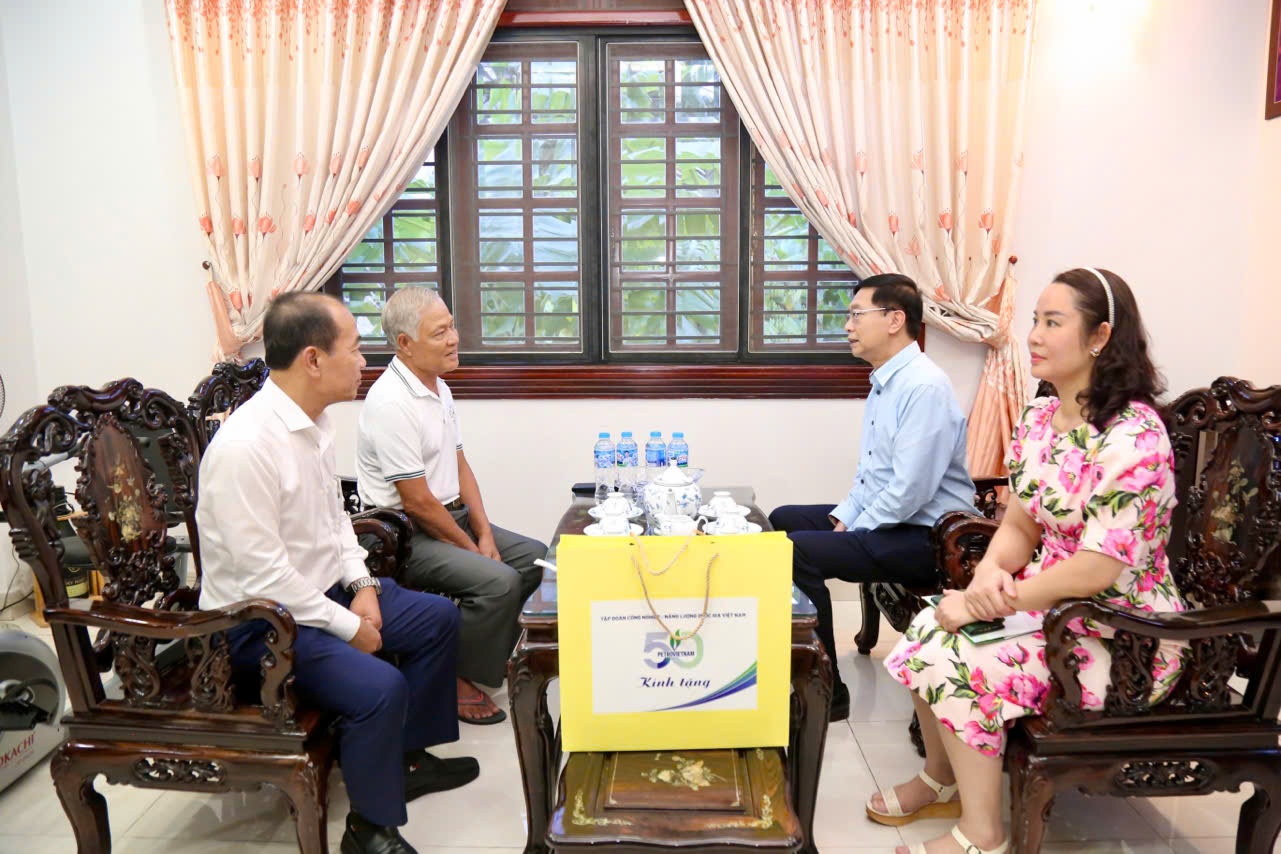 Đồng chí Trần Quang Dũng, Phó Bí thư thường trực Đảng ủy Tập đoàn thăm hỏi đồng chí Nguyễn Xuân Nhậm, nguyên Tổng Giám đốc Petrovietnam.