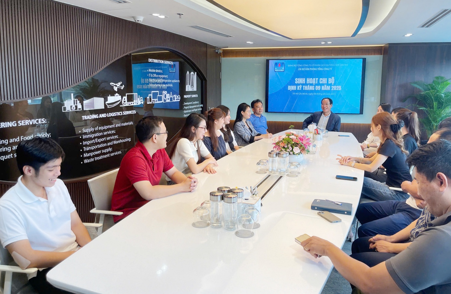 Chi bộ Văn phòng Tổng công ty sinh hoạt định kỳ tháng 9.