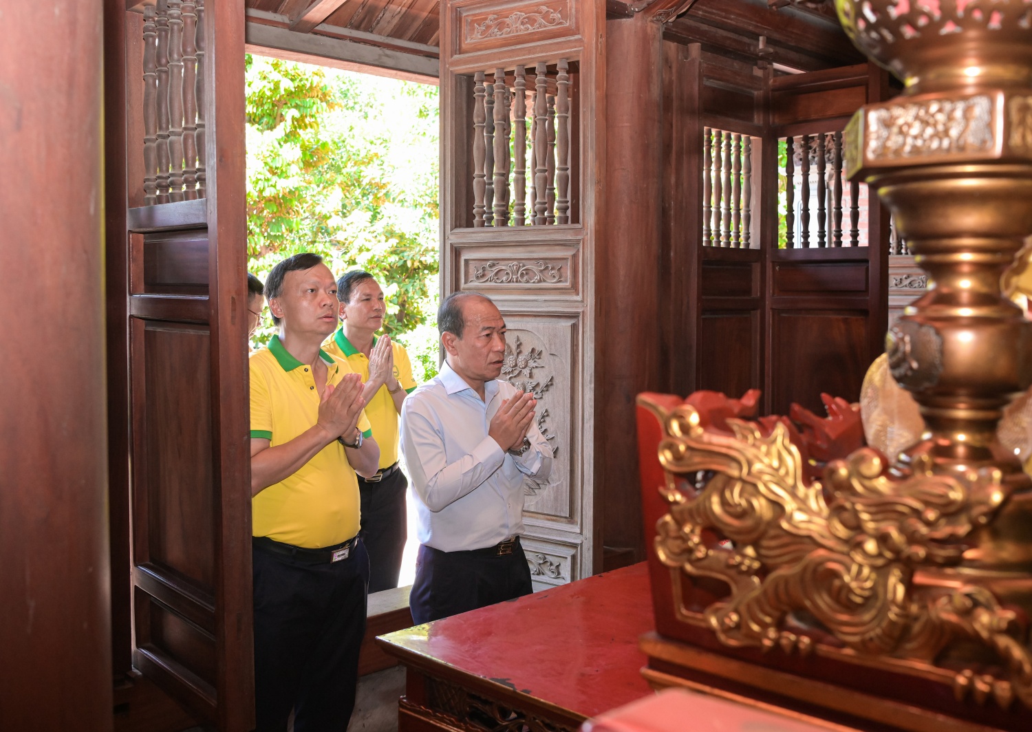 Đồng chí Phạm Quang Dũng - Ủy viên BTV Trung ương Hội CCB Việt Nam, Ủy viên BTV Đảng ủy, Chủ tịch Hội CCB Petrovietnam và đồng chí Lê Quang Toán - Phó Chủ tịch thường trực Hội CCB Petrovietnam dâng hương tại đền thờ Chủ tịch Hồ Chí Minh.