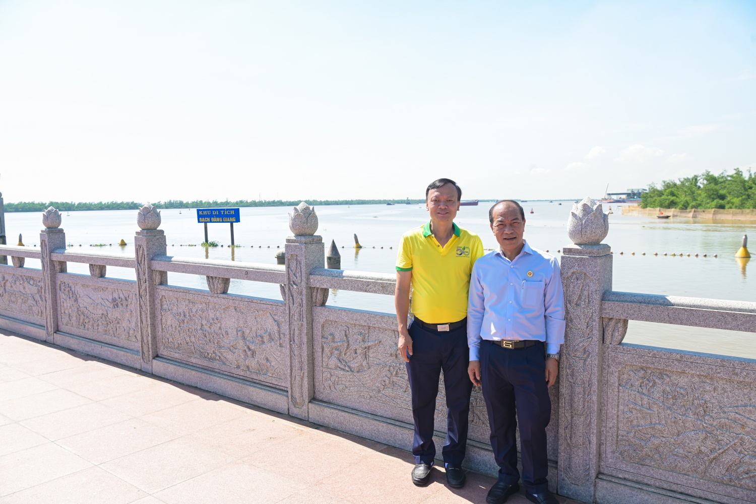 Các đại biểu tham quan mô hình cọc gỗ trên sông Bạch Đằng.