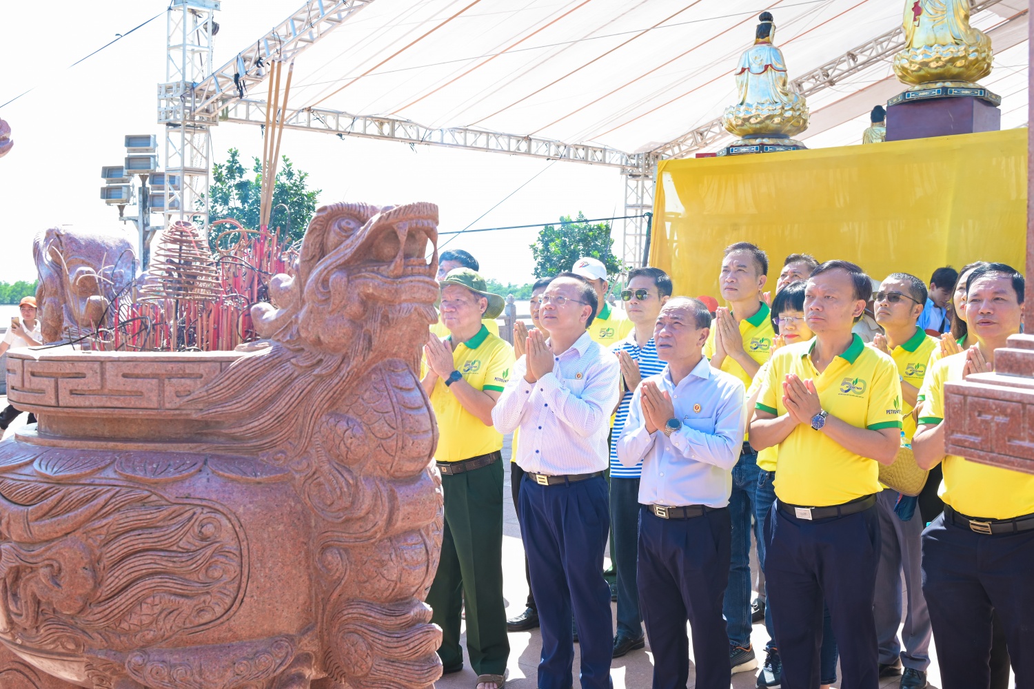 Đoàn dâng hương, bày tỏ lòng thành kính trước tượng đài 3 vị anh hùng dân tộc: Ngô Quyền, Lê Đại Hành và Trần Hưng Đạo trên quảng trường Chiến thắng.
