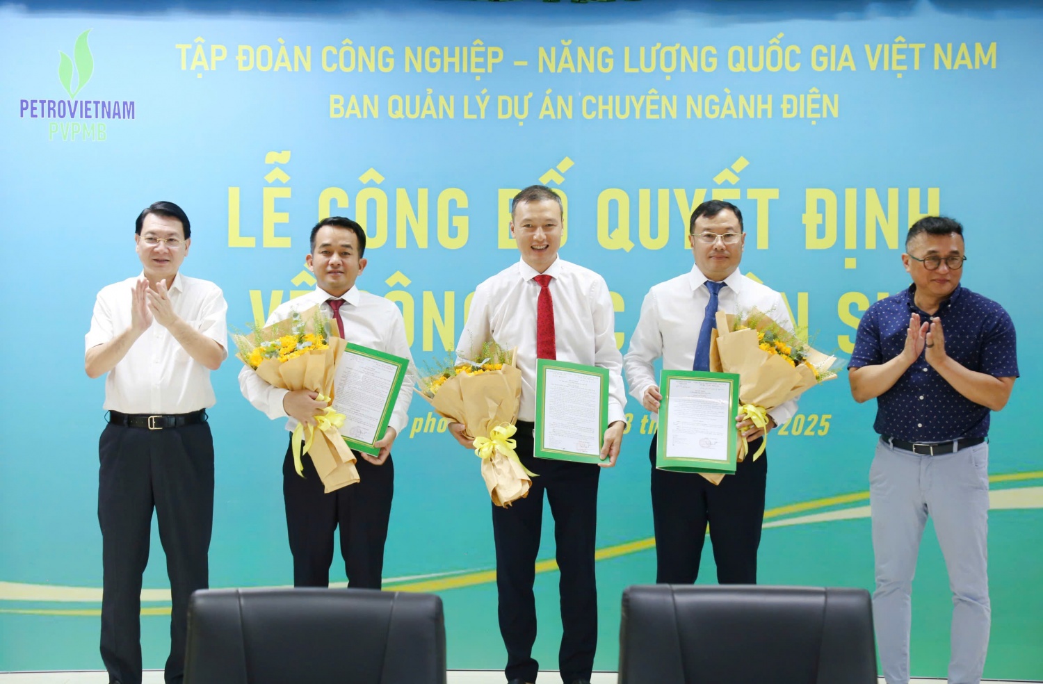 Ông Phạm Tuấn Anh – Thành viên HĐTV và ông Phan Tử Giang – Phó Tổng Giám đốc Petrovietnam trao quyết định bổ nhiệm 3 Phó Giám đốc PVPMB