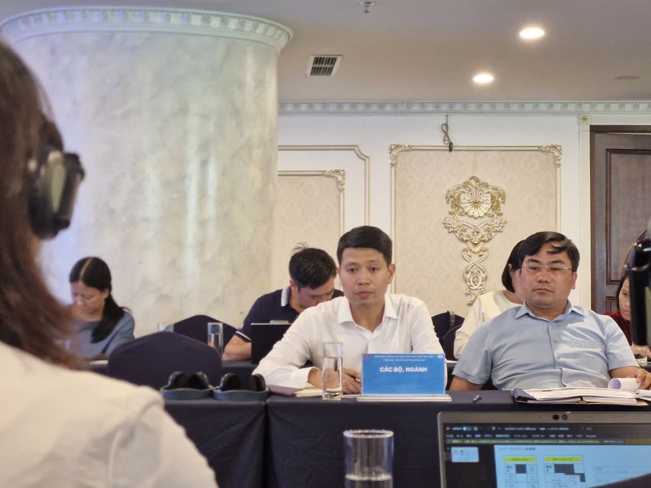 Ông Trịnh Tiến Dũng (bên trái) - đại diện Cục Điện lực (Bộ Công Thương) cho biết, để trở thành nhà đầu tư dự án điện gió ngoài khơi tại Việt Nam, các nhà đầu tư nước ngoài cần phải có kinh nghiệm phát triển ít nhất một dự án điện gió ngoài khơi đang vận hành, hoặc đã tham gia các khâu thiết kế, xây dựng, quản lý dự án...