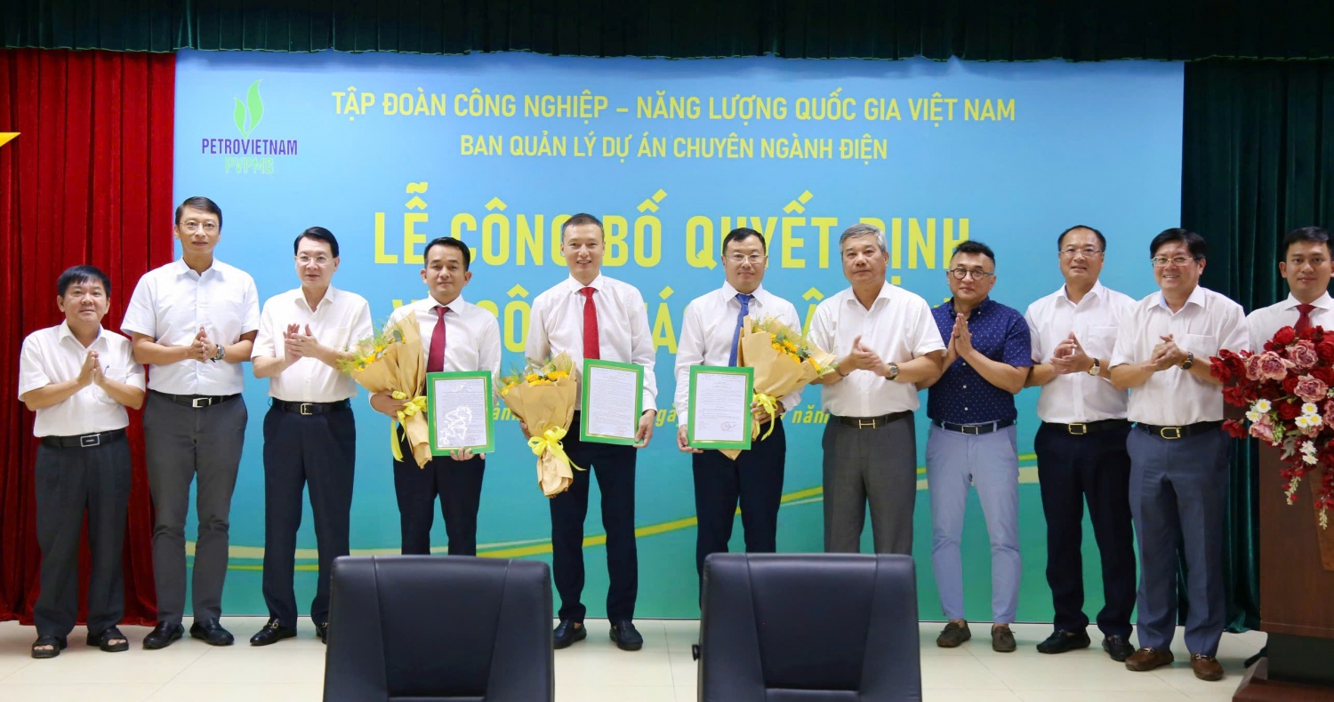 Các Thành viên HĐTV Petrovietnam Phạm Tuấn Anh, Trần Hồng Nam và các Phó Tổng Giám đốc Petrovietnam Đỗ Chí Thanh, Phan Tử Giang, cùng lãnh đạo PVPMB chúc mừng các tân Phó Tổng Giám đốc PVPMB vừa được bổ nhiệm