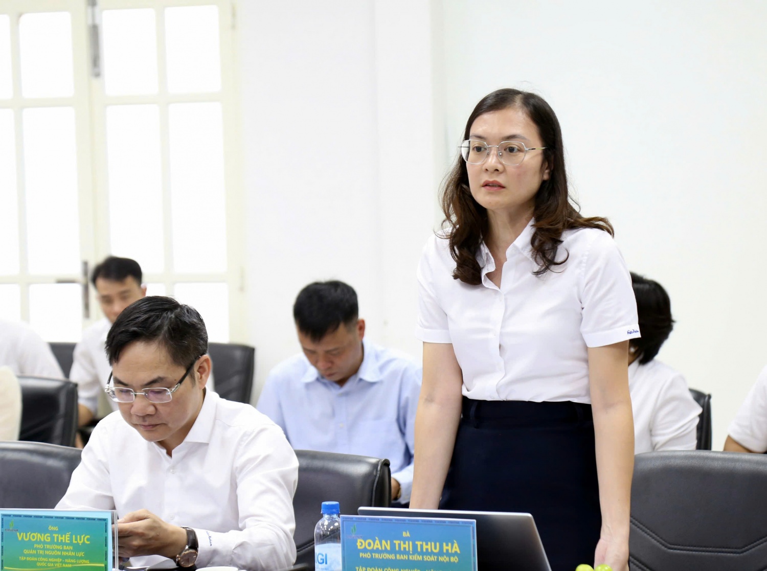 Bà Đoàn Thị Thu Hà - Phó Trưởng ban Kiểm soát nội bộ Petrovietnam tham gia đóng góp ý kiến tại cuộc họp